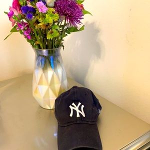 Ny hat , one size , dark blue color.
